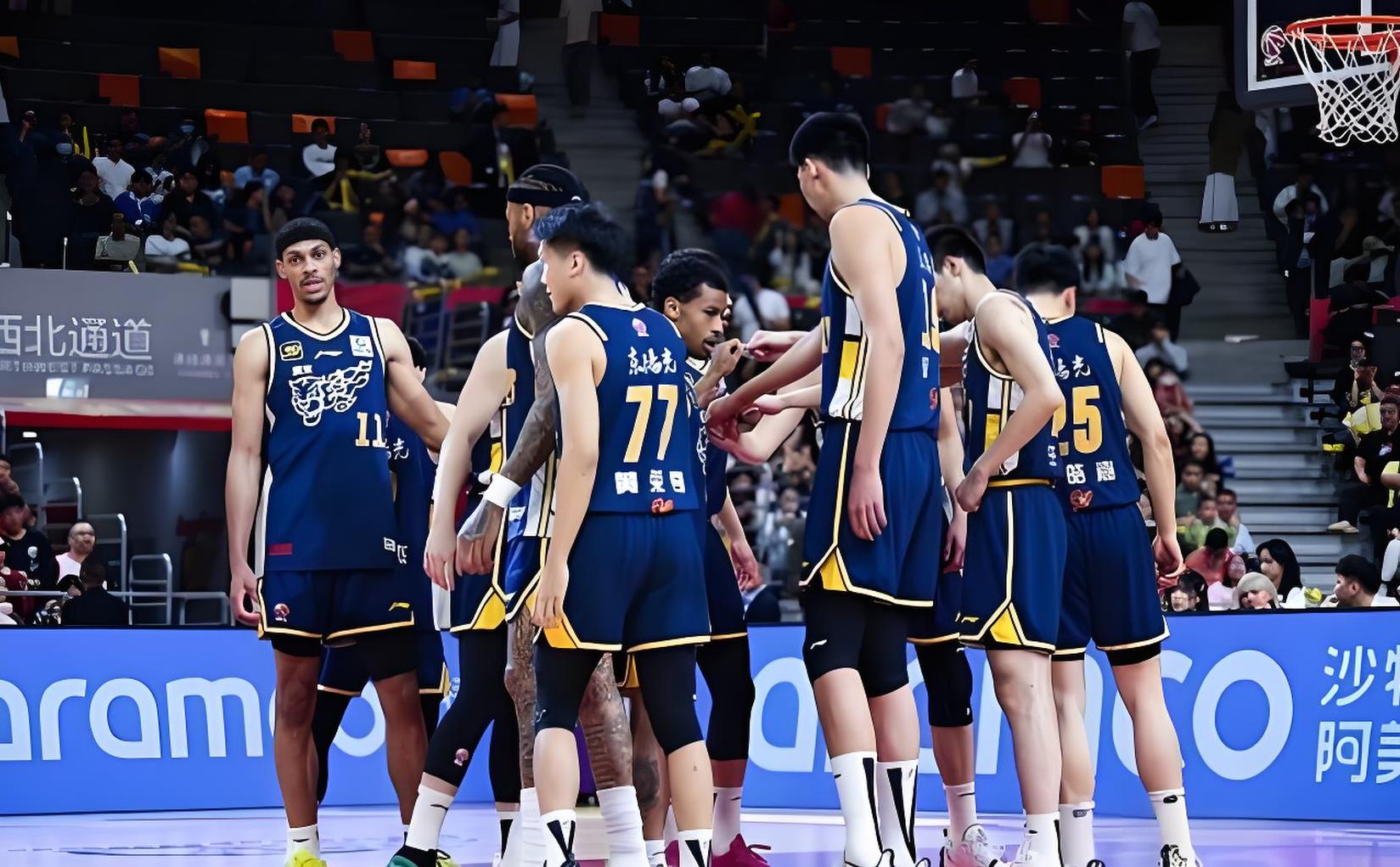 关于篮球联赛上演强强对话，川蜀猎隼队逆转洞庭银狐队，团队配合流畅；快速转换撕裂防线的信息-九游