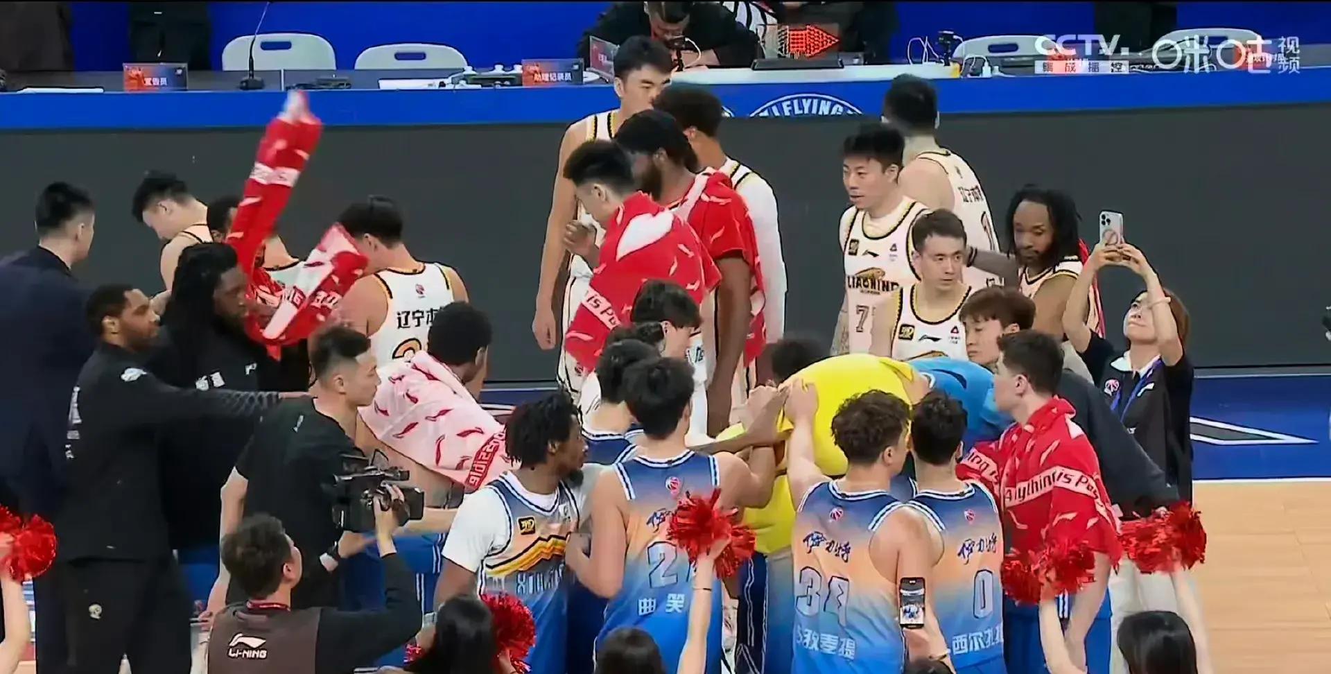 关于篮球联赛上演强强对话，川蜀猎隼队逆转洞庭银狐队，团队配合流畅；快速转换撕裂防线的信息